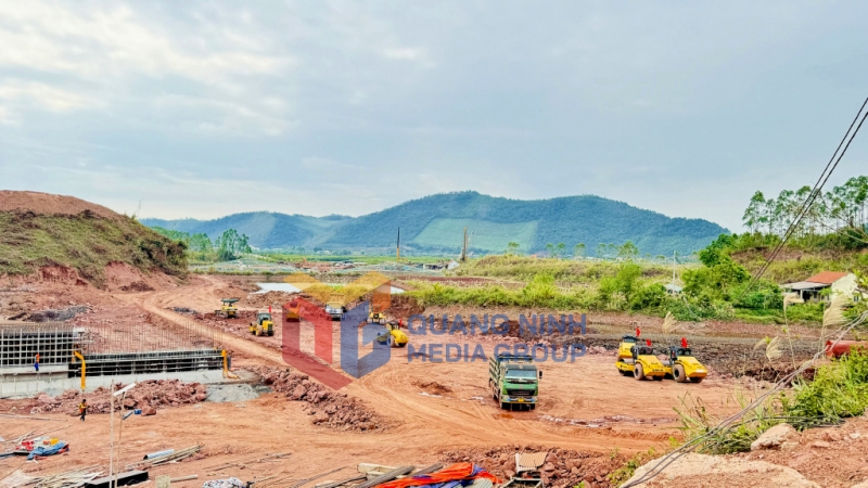 2024-12_Dự án tuyến đường kết nối từ QL4B đến QL18- thi công đắp nền K95, K98. Ảnh: Mạnh Trường