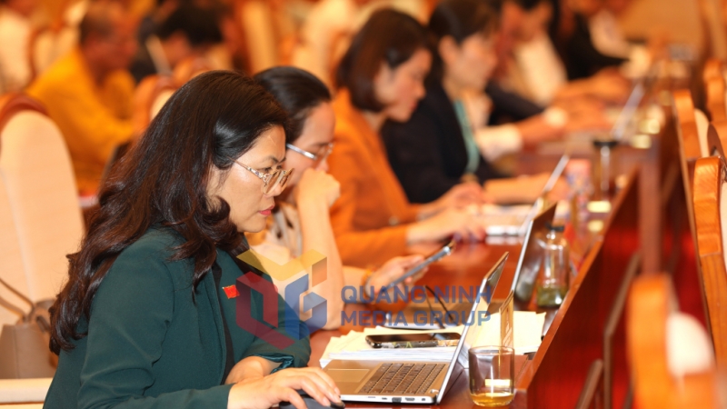 2024-12_Kỳ họp thứ 23 HĐND tỉnh khóa XIV- Đại biểu nghiên cứu nghị quyết trước khi thông qua. Ảnh Đỗ Phương