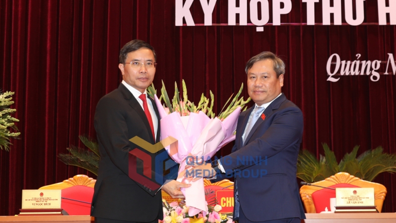 Đồng chí Vũ Đại Thắng, Ủy viên Trung ương Đảng, Bí thư Tỉnh ủy tặng hoa chúc mừng đồng chí Phạm Đức Ấn, Phó Bí thư Tỉnh ủy đã trúng cử chức vụ Chủ tịch UBND tỉnh nhiệm kỳ 2021-2026.
