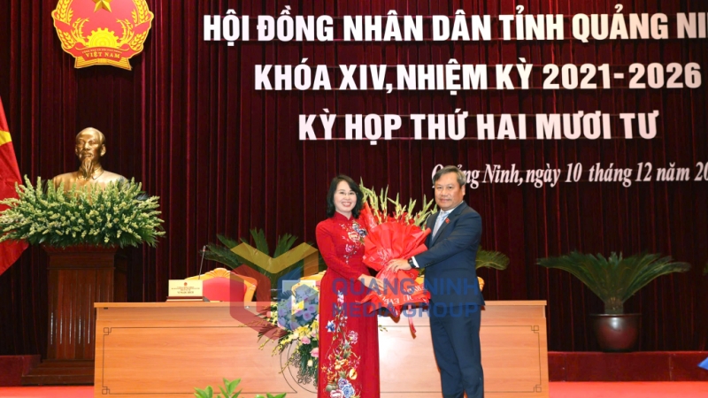 Đồng chí Vũ Đại Thắng, Ủy viên Trung ương Đảng, Bí thư Tỉnh ủy, tặng hoa chúc mừng đồng chí Trịnh Thị Minh Thanh, Phó Bí thư Thường trực Tỉnh ủy đã trúng cử chức vụ Chủ tịch HĐND tỉnh.
