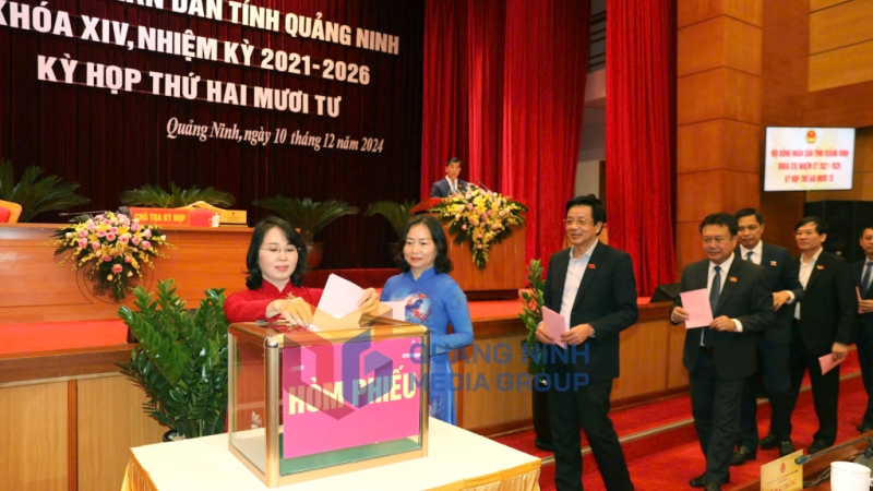Các đại biểu HĐND tỉnh bỏ phiếu bầu Chủ tịch UBND tỉnh nhiệm kỳ 2021-2026.

