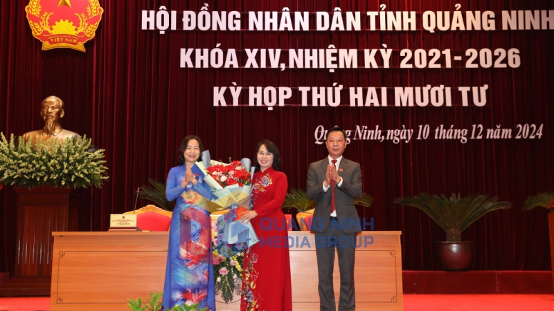 Thường trực HĐND tỉnh tặng hoa chúc mừng đồng chí Trịnh Thị Minh Thanh, Phó Bí thư Thường trực Tỉnh ủy, Chủ tịch HĐND tỉnh.
