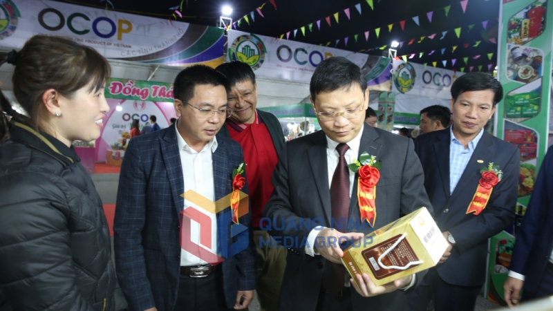 2024-12_Khai mạc Hội chợ OCOP Quảng Ninh – Thu Đông 2024 - Các đại biểu tham quan gian hàng. Ảnh: Minh Đức