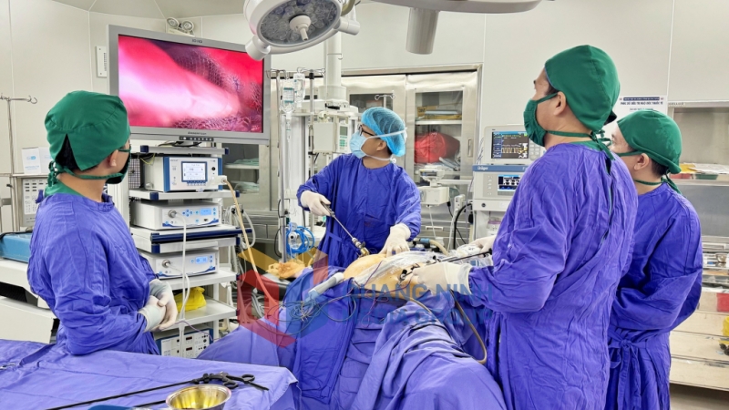 Bác sĩ Bệnh viện Đa khoa tỉnh Quảng Ninh thực hiện ca phẫu thuật nội soi điều trị bệnh lý thoát vị phức tạp (12-2024). Ảnh: Nguyễn Hoa