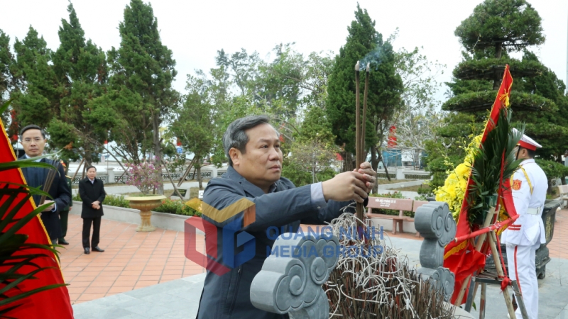 Đoàn công tác của Thường trực Tỉnh ủy dâng hương, dâng hoa tại Di tích lịch sử Khu lưu niệm Chủ tịch Hồ Chí Minh trên đảo Cô Tô (12-2024). Ảnh: Thu Chung