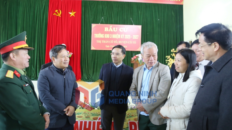 Đồng chí Bí thư Tỉnh ủy kiểm tra công tác chuẩn bị bầu cử trưởng khu tại khu 3, thị trấn Cô Tô (12-2024). Ảnh: Thu Chung