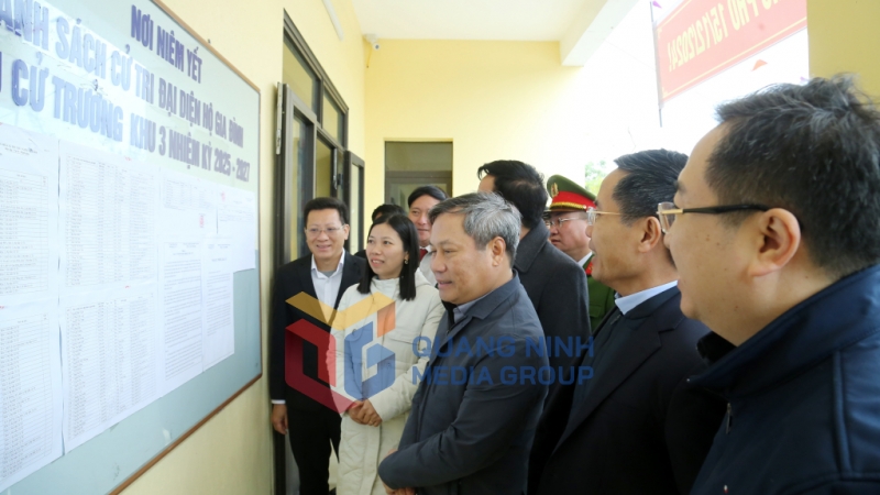 Đồng chí Bí thư Tỉnh ủy kiểm tra công tác niêm yết danh sách người ứng cử và danh sách cử tri tại khu 3, thị trấn Cô Tô (12-2024). Ảnh: Thu Chung