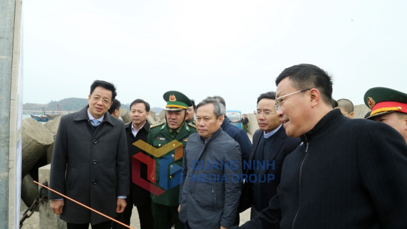 Đoàn công tác của Thường trực Tỉnh ủy kiểm tra tiến độ thi công dự án Đầu tư hoàn thiện khu neo đậu tránh trú bão cho tàu cá đảo Cô Tô (12-2024). Ảnh: Thu Chung