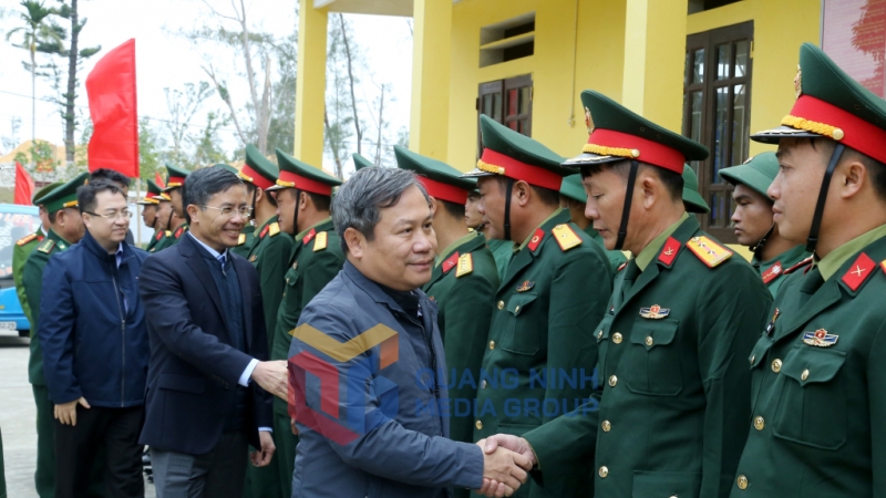 Đồng chí Bí thư Tỉnh ủy và các đồng chí trong Thường trực Tỉnh ủy kiểm tra, động viên cán bộ chiến sĩ Tiểu đoàn đảo Cô Tô, Lữ đoàn phòng thủ đảo 242 (12-2024). Ảnh: Thu Chung
