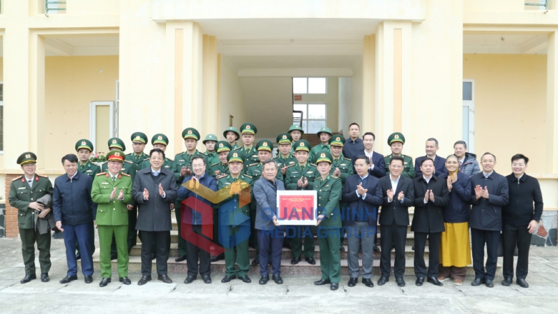 Đoàn công tác của Thường trực Tỉnh ủy đến thăm, tặng quà động viên cán bộ, chiến sĩ Đồn biên phòng Cô Tô (12-2024). Ảnh: Thu Chung
