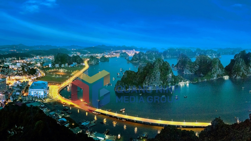 Hạ Long về đêm. Ảnh: Huỳnh Đăng