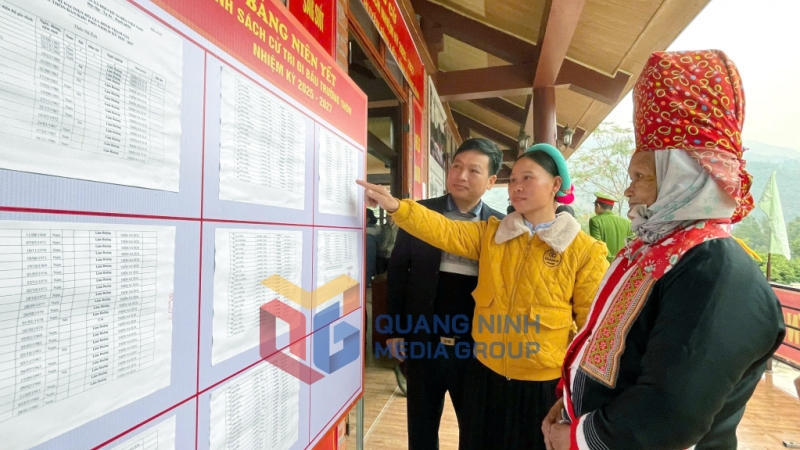 2024-12_Cử tri thôn Nà Ếch, xã Húc Động, huyện Bình Liêu theo dõi danh sách cử tri đi bầu cử. Ảnh: PV