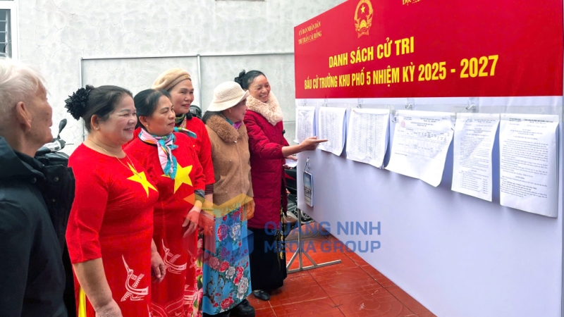 Cử tri huyện Vân Đồn xem danh sách đại diện cử tri (12-2024). Ảnh: Thành Công