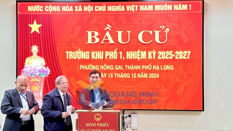 Cử tri phường Hồng Gai đi bầu cử. Ảnh: PV