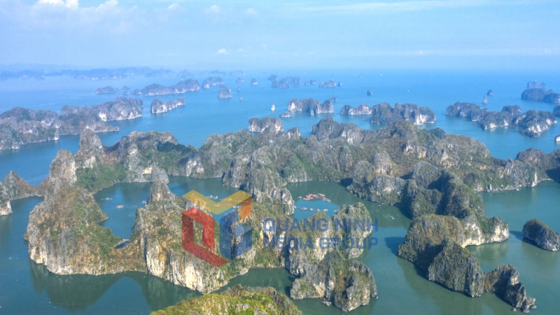 Làng chài Vung Viêng trong lòng Vịnh Hạ Long. Ảnh: Đỗ Giang