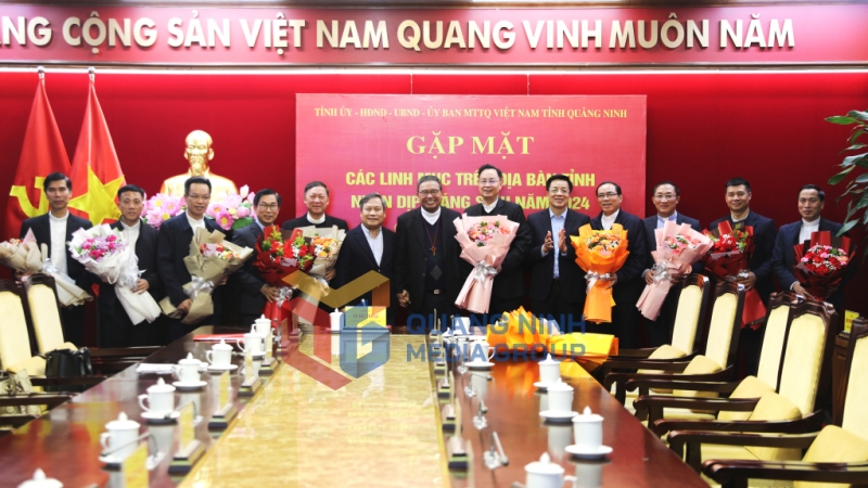 2024-12_Bí thư Tỉnh ủy Vũ Đại Thắng tặng hoa chúc mừng các Linh mục nhân dịp Noel 2024. Ảnh: Đỗ Phương