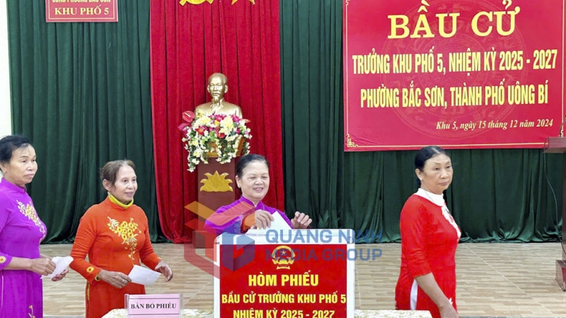 2024-12_Cử tri khu 5, phường Bắc Sơn đi bỏ phiếu bầu trưởng khu. Ảnh: PV