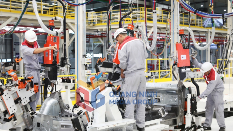 2024-12_Các chuyên gia đang tiến hành tinh chỉnh thiết bị trong thời gian vận hành thử nghiệm. Ảnh: Đỗ Phương