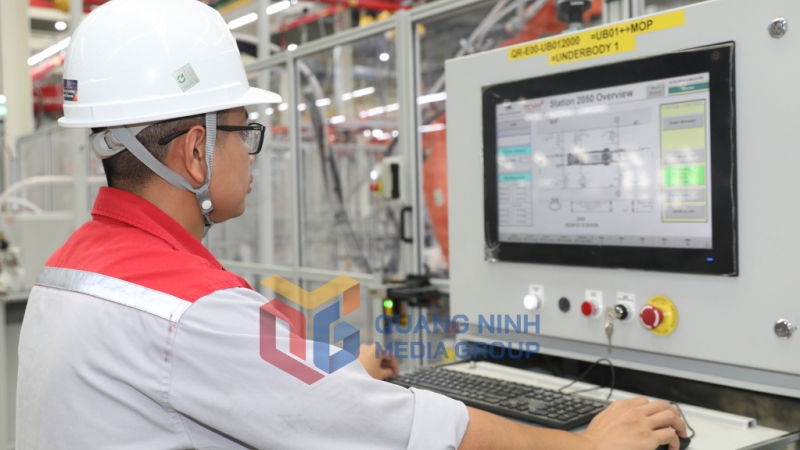 2024-12_Các chuyên gia điều khiển dây chuyền sản xuất. Ảnh: Đỗ Phương