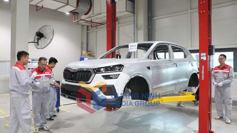 2024-12_Các chuyên gia kiểm tra chất lượng sản phẩm xe. Ảnh: Đỗ Phương