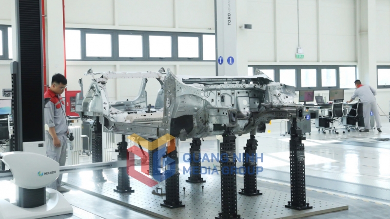 2024-12_Hệ thống khung gầm của xe thương hiệu Skoda đang được các chuyên gia kiểm tra kỹ lưỡng, trước khi đưa vào lắp ráp đồng loạt. Ảnh: Đỗ Phương