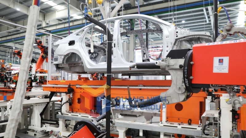 2024-12_Những cánh tay robot được trang bị để xử lý công đoạn lắp ráp với nhiều chi tiết tỉ mỉ, phức tạp. Ảnh: Đỗ Phương