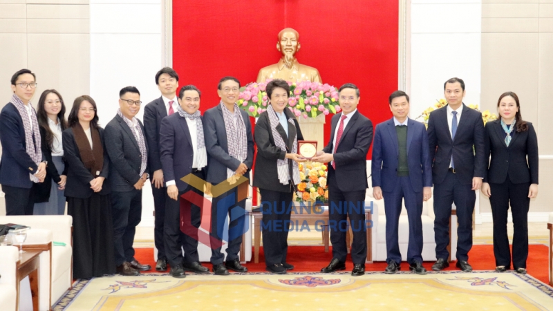 Đồng chí Chủ tịch UBND tỉnh Phạm Đức Ấn trao tặng quà biểu tượng Vịnh Hạ Long cho bà Somhatai Panichewa, Tổng Giám đốc điều hành Amata Việt Nam (12-2024). Ảnh: Trúc Linh