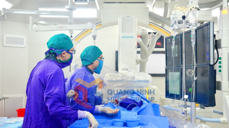 2024-12_Bác sĩ Khoa Chẩn đoán hình ảnh thực hiện ca nút phình mạch não bằng vòng xoắn kim loại (coil) kết hợp bóng chẹn nút mạch cho người bệnh. Ảnh: Nguyễn Hoa