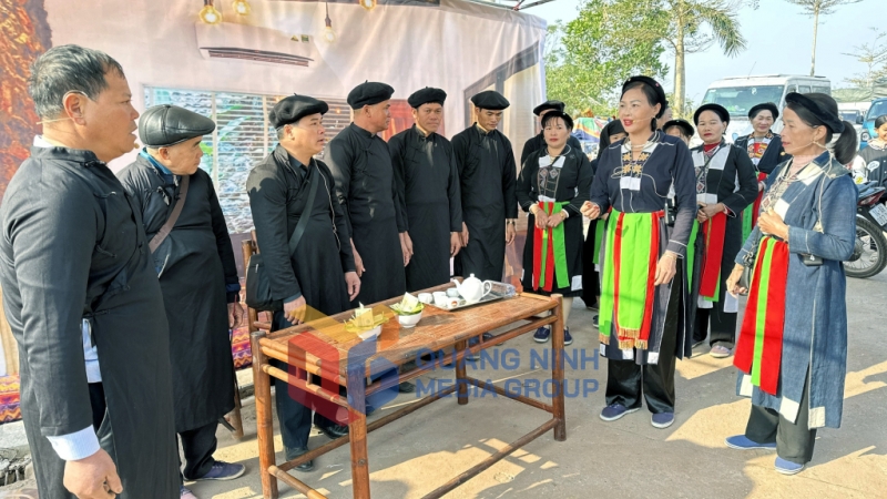 2024-12_Ngày hội văn hóa dân tộc Sán Chay lần thứ 3 năm 2024 - Hát đối trong nghi lễ đón dâu truyền thống của người Sán Chay. Ảnh: Chu Tuân