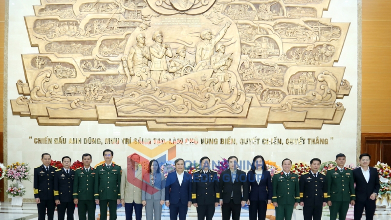 Đoàn công tác của tỉnh Quảng Ninh chụp ảnh lưu niệm với cán bộ, lãnh đạo Bộ Tư lệnh Quân chủng Hải quân (12-2024). Ảnh: Thu Chung