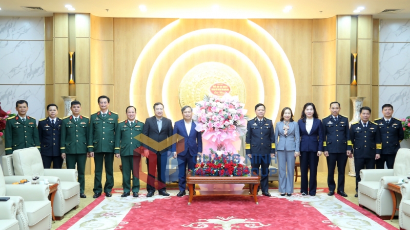 Tỉnh Quảng Ninh chúc mừng Bộ Tư lệnh Quân chủng Hải Quân (12-2024). Ảnh: Thu Chung