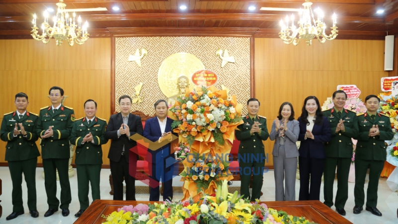 Tỉnh Quảng Ninh tặng hoa chúc mừng Tư lệnh Quân khu 3 (12-2024). Ảnh: Thu Chung