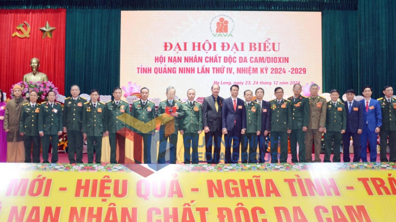 BCH Hội Nạn nhân CĐDCdioxin tỉnh Quảng Ninh khóa IV, nhiệm kỳ 2024-2029 ra mắt tại đại hội (12-2024). Ảnh: Dương Trường