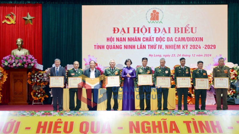 Lãnh đạo Ủy ban MTTQ tỉnh Quảng Ninh tặng bằng khen cho các tập thể, cá nhân có thành tích xuất sắc trong phong trào thi đua “Vì nạn nhân CĐDC” giai đoạn 2018-2024 (12-2024). Ảnh: Dương Trường