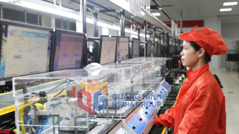 Nhân viên Công ty TNHH Kỹ thuật điện tử Tonly Việt Nam vận hành sản xuất linh kiện điện tử tại KCN Đông Mai, TX Quảng Yên (12-2024). Ảnh: Đỗ Phương