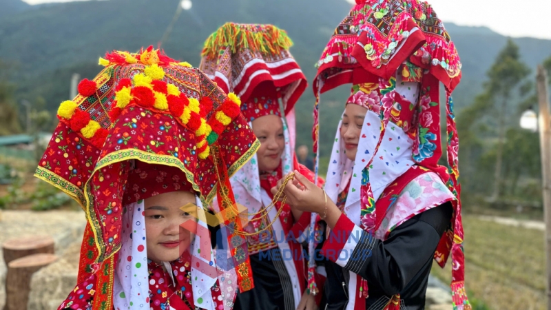 Phụ nữ Dao Thanh Phán (Bình Liêu) duyên dáng trong trang phục truyền thống của dân tộc. Ảnh: Đào Linh