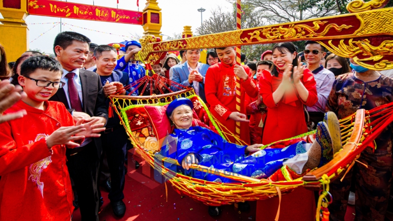 Rước cụ Thượng trong lễ hội Tiên Công tại làng đảo Hà Nam, TX Quảng Yên (12-2204). Ảnh: Phạm Học