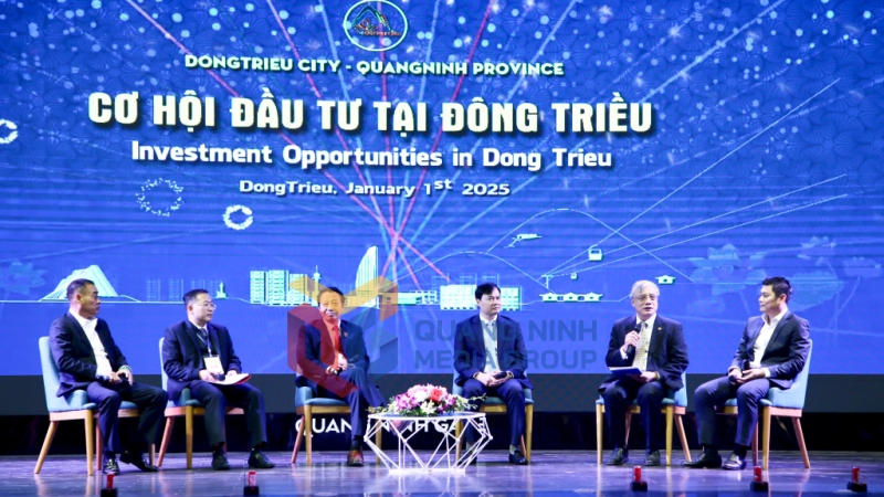 Các đại biểu tham gia tọa đàm nhằm làm rõ hơn những định hướng, cơ hội, lợi thế, tiềm năng cùng những thuận lợi, khó khăn khi đầu tư vào Đông Triều (1-2025). Ảnh: Minh Hà