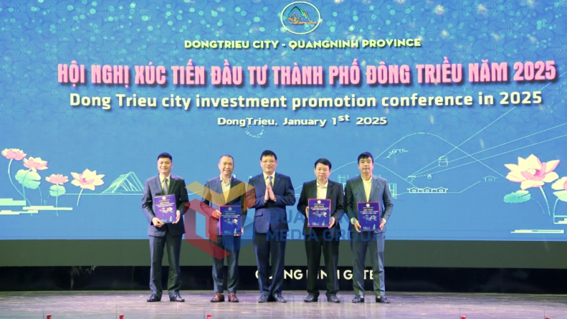 Đồng chí Nghiêm Xuân Cường, Phó Chủ tịch UBND tỉnh trao quyết định chủ trương đầu tư, điều chỉnh chủ trương đầu tư, giao đất, cho thuê đất cho các dự án đầu tư trên địa bàn TP Đông Triều (1-2025). Ảnh: Minh Hà