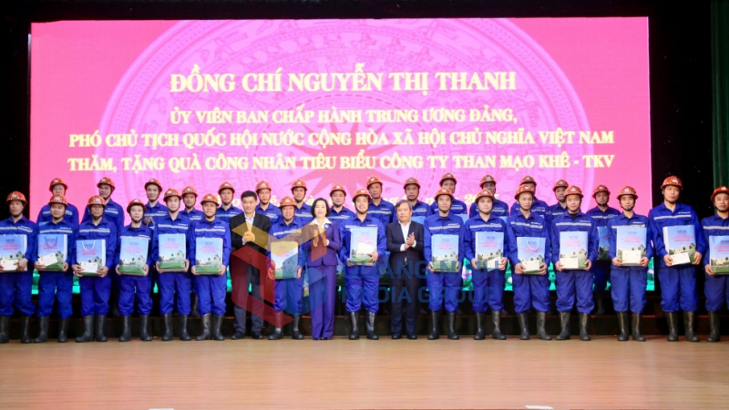 Các đồng chí Phó Chủ tịch Quốc hội, Chủ nhiệm Ủy ban Kinh tế của Quốc hội, Bí thư Tỉnh ủy tặng quà cho 30 công nhân tiêu biểu của Công ty Than Mạo Khê (1-2025). Ảnh: Minh Hà