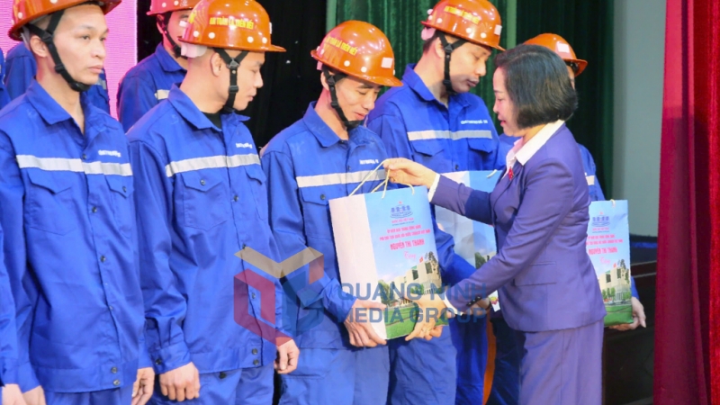 Phó Chủ tịch Quốc hội tặng quà cho các công nhân tiêu biểu (1-2025). Ảnh: Minh Hà