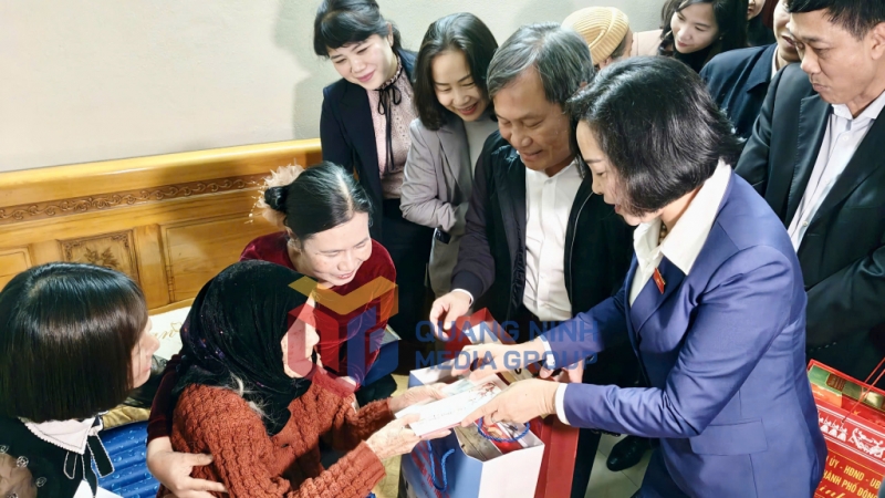 Phó Chủ tịch Quốc hội Nguyễn Thị Thanh tặng quà cho Mẹ Việt Nam anh hùng Nguyễn Thị Huệ (102 tuổi), khu Vĩnh Tuy 2, phường Mạo Khê (1-2025). Ảnh: Minh Hà
