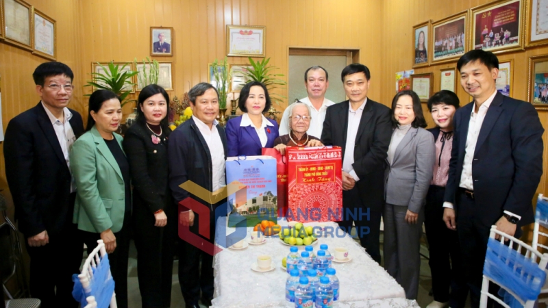 Phó Chủ tịch Quốc hội Nguyễn Thị Thanh và Bí thư Tỉnh ủy Vũ Đại Thắng thăm, tặng quà cho Mẹ Việt Nam anh hùng Nguyễn Thị Phương (88 tuổi) ở khu Yên Lâm 1, phường Đức Chính (1-2025). Ảnh: Minh Hà