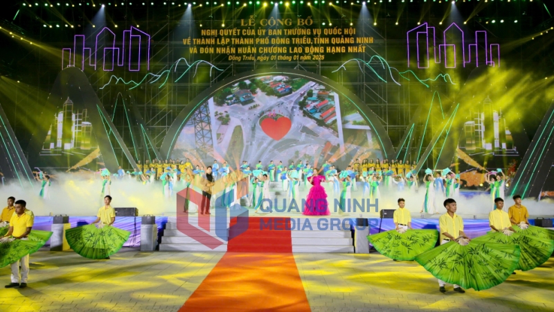 Chương trình nghệ thuật đặc biệt chào mừng Lễ công bố Nghị quyết của Ủy ban Thường vụ Quốc hội về thành lập thành phố Đông Triều và đón nhận Huân chương Lao động hạng Nhất (1-2025). Ảnh: Minh Hà