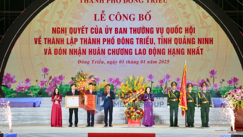 Đồng chí Nguyễn Thị Thanh, Ủy viên Trung ương Đảng, Phó Chủ tịch Quốc hội, tặng hoa chúc mừng Đảng bộ, chính quyền và nhân dân TP Đông Triều (1-2025). Ảnh: Minh Hà
