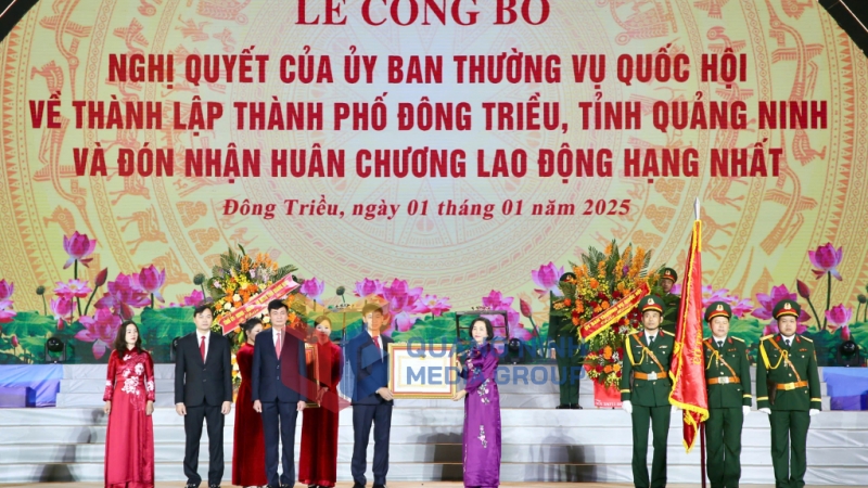 Đồng chí Nguyễn Thị Thanh, Ủy viên Trung ương Đảng, Phó Chủ tịch Quốc hội trao Quyết định của Chủ tịch nước tặng Huân chương Lao động hạng Nhất cho Đảng bộ, chính quyền và nhân dân TP Đông Triều (1-2025). Ảnh: Minh Hà