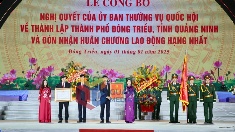 Đồng chí Nguyễn Thị Thanh, Ủy viên Trung ương Đảng, Phó Chủ tịch Quốc hội trao Nghị quyết của Ủy ban Thường vụ Quốc hội về thành lập TP Đông Triều, trực thuộc tỉnh Quảng Ninh cho Đảng bộ, chính quyền và nhân dân TP Đông Triều (1-2025). Ảnh: Minh Hà