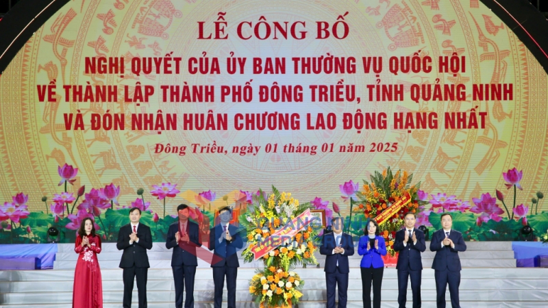 Thường trực Tỉnh ủy thay mặt Tỉnh ủy, HĐND, UBND, UBMTTQ tỉnh tặng hoa chúc mừng, chung vui với Đảng bộ, chính quyền và nhân dân các dân tộc TP Đông Triều (1-2025). Ảnh: Minh Hà
