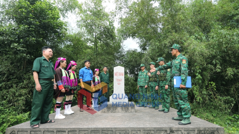 2025-01_Cán bộ, chiến sĩ biên phòng cùng bà con xã Bắc Sơn, TP Móng Cái tuần tra, kiểm tra cột mốc chủ quyền. Ảnh: Hùng Sơn