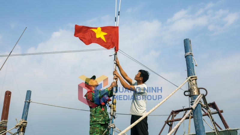2025-01_Cán bộ, chiến sĩ Hải đội 2, BĐBP tỉnh luôn đồng hành và là điểm tựa vững chắc của bà con ngư dân trên vùng biển Đông Bắc Tổ quốc. Ảnh: Hùng Sơn